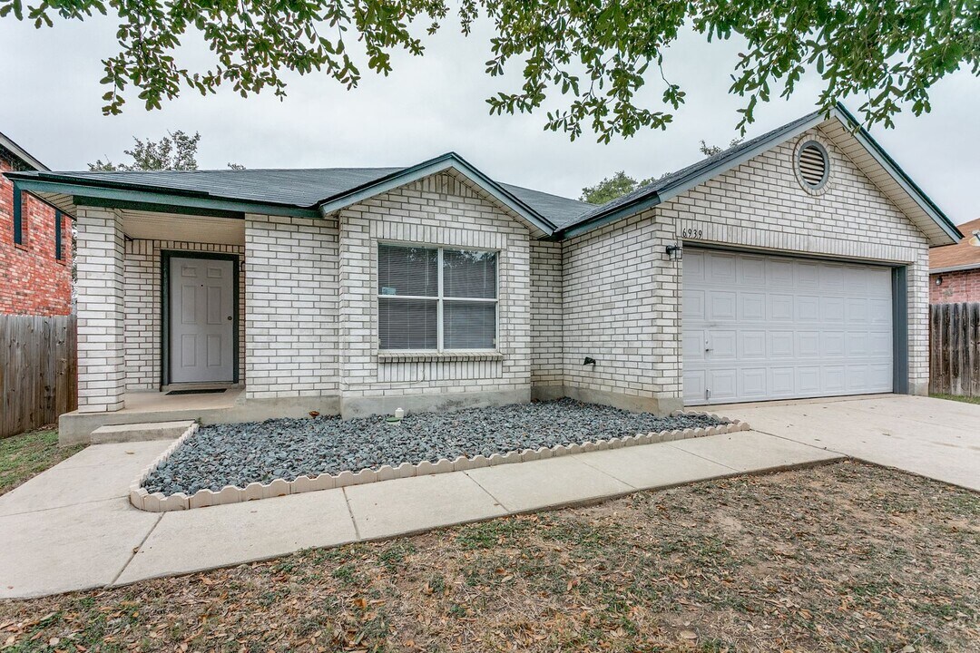 6939 Misty Brook in San Antonio, TX - Building Photo