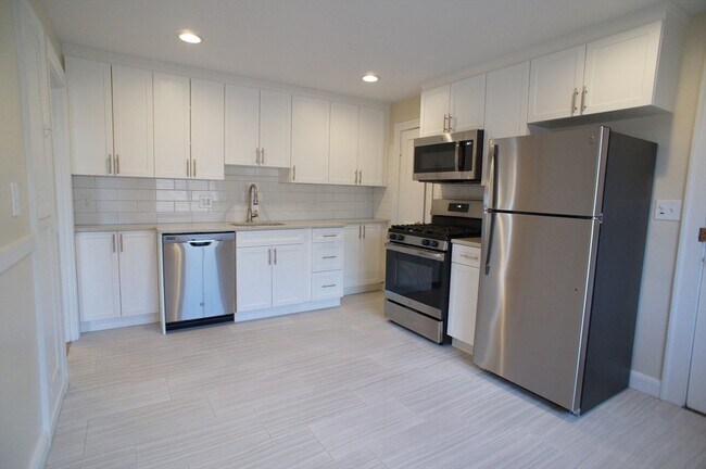 425 Newport Ave in Quincy, MA - Building Photo - Building Photo