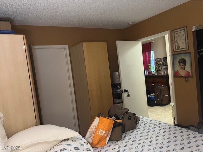 6648 Fredonia Dr in Las Vegas, NV - Building Photo - Building Photo