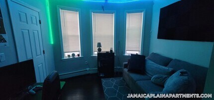 11 Priesing St, Unit 2 in Boston, MA - Foto de edificio - Building Photo