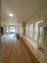 1323 W 102nd St, Unit 1 in Cleveland, OH - Foto de edificio - Building Photo