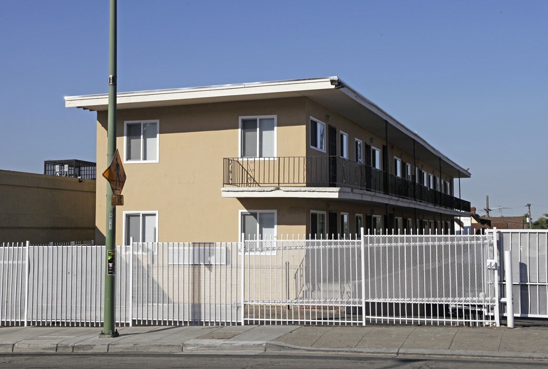 MacArthur Parks Apartments in Oakland, CA - Building Photo