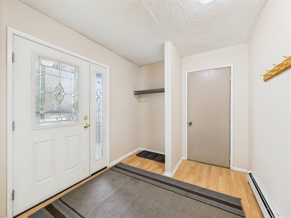 114 Hickory Dr in Fairbanks, AK - Building Photo