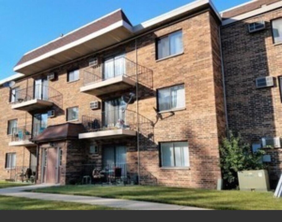972 N Rohlwing Rd, Unit 101A in Addison, IL - Building Photo