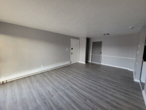 1819 Garfield Rd in East Cleveland, OH - Foto de edificio - Building Photo