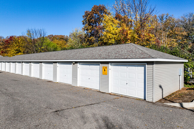 Keeneland Village Apartments in Sartell, MN - Foto de edificio - Building Photo