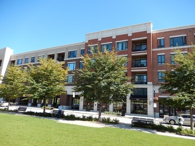 850 Village Center Dr in Burr Ridge, IL - Building Photo