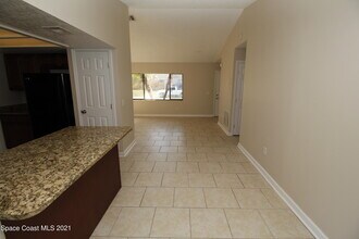 907 Commerce Rd SE in Palm Bay, FL - Foto de edificio - Building Photo