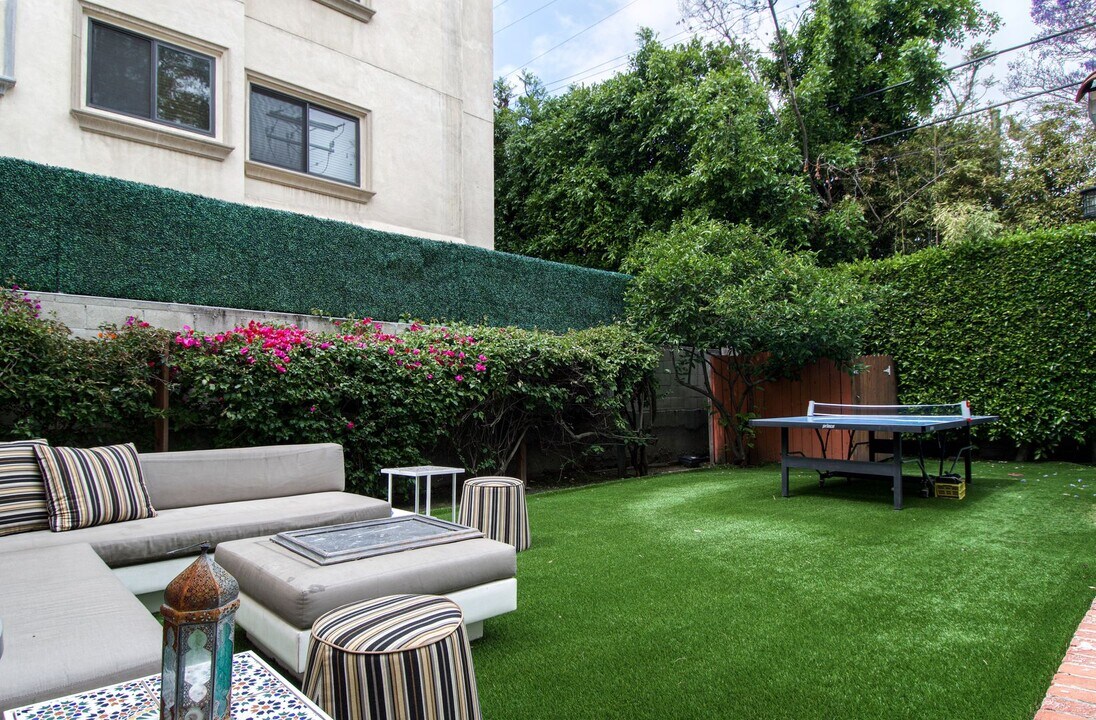 159 N Hamilton Dr in Beverly Hills, CA - Building Photo
