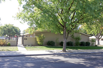 Del Nido Apartments in Modesto, CA - Building Photo - Building Photo