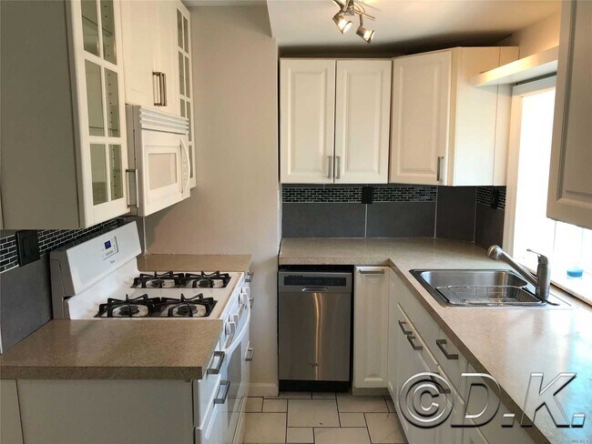 341 E Hudson St-Unit -Main in Long Beach, NY - Building Photo - Building Photo
