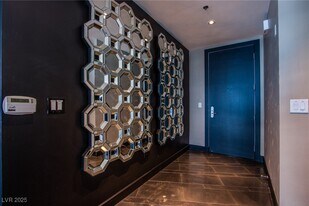 4525 Dean Martin Dr in Las Vegas, NV - Building Photo