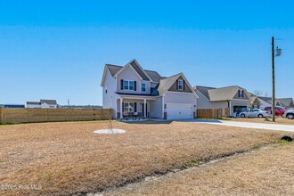 703 W Warner Ct in Hubert, NC - Foto de edificio - Building Photo