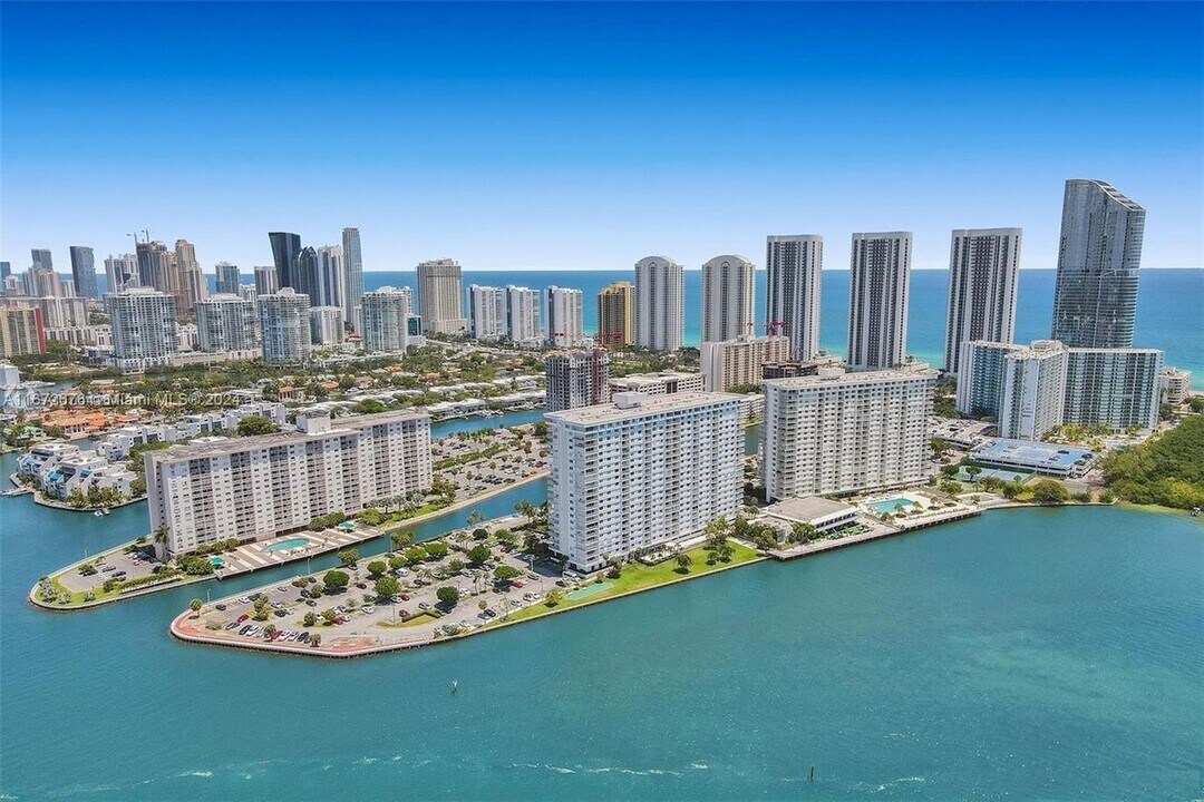 250 174th St in Sunny Isles Beach, FL - Building Photo