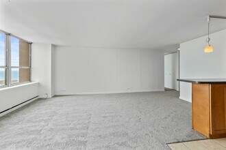 655 W Irving Park Rd, Unit 4808 in Chicago, IL - Building Photo - Building Photo