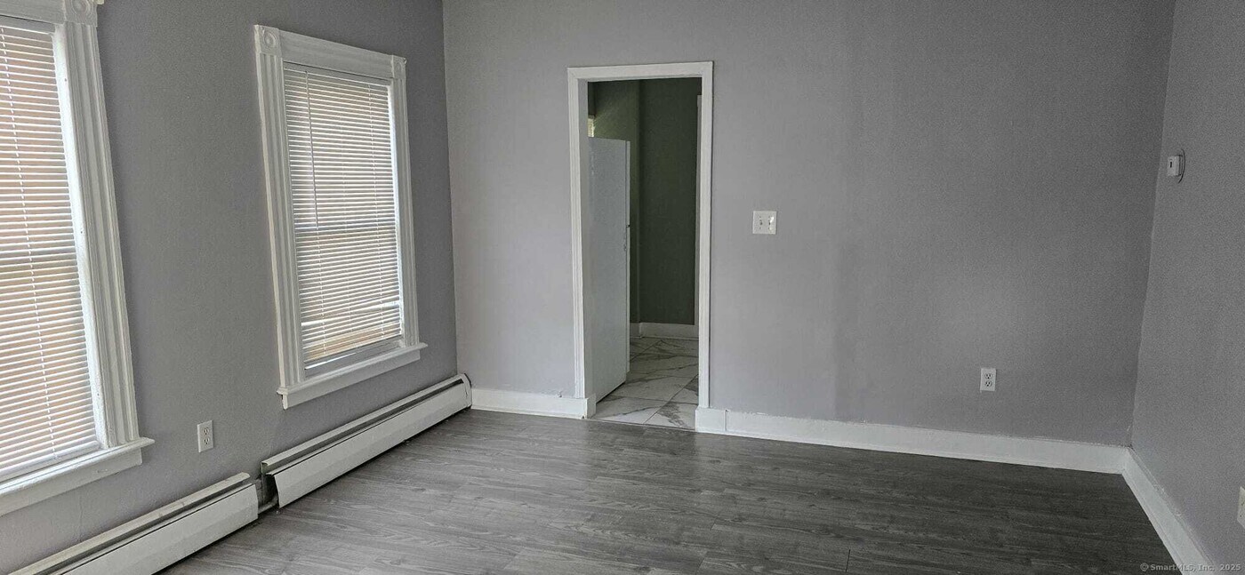 571 1st Ave in West Haven, CT - Building Photo