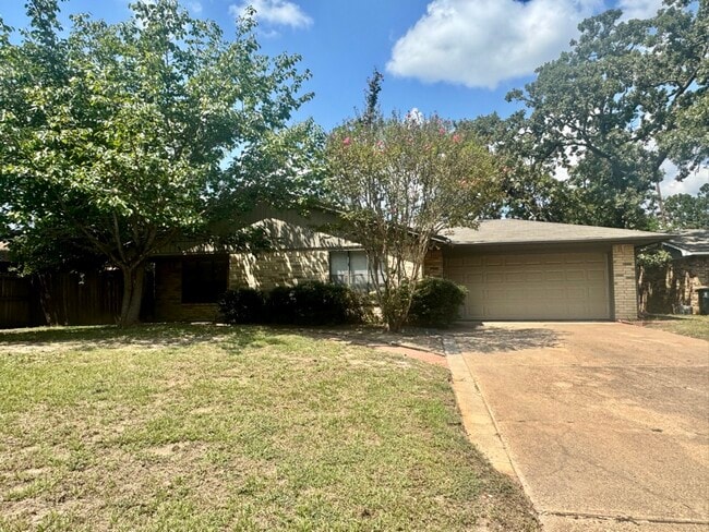 1004 Crestwood Dr