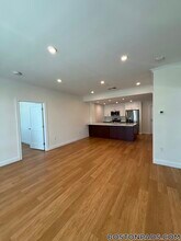 120 Gerry Rd, Unit 304 in Brookline, MA - Foto de edificio - Building Photo