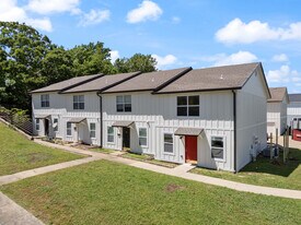 950 W Eagle St in Fayetteville, AR - Building Photo