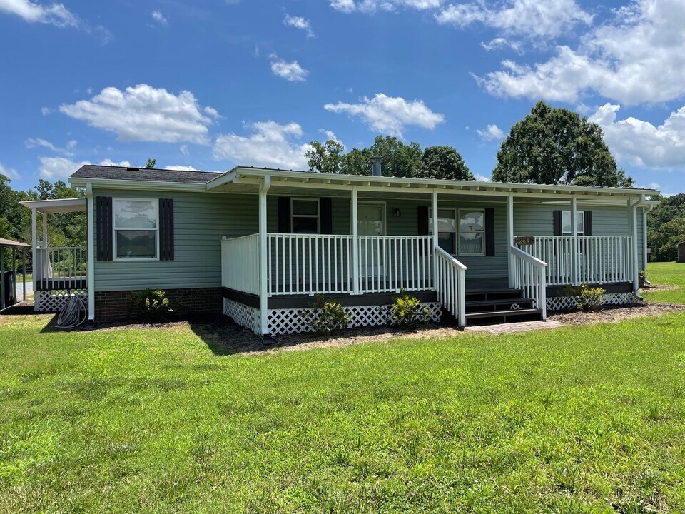 2642 NC 62 E in Liberty, NC - Building Photo
