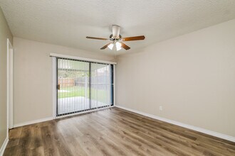 305 Pebblebrook St in Arlington, TX - Foto de edificio - Building Photo