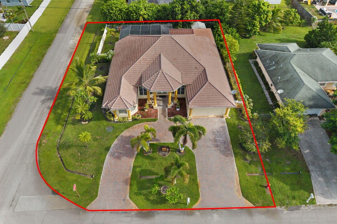 499 SW Laconic Ave in Port St. Lucie, FL - Building Photo