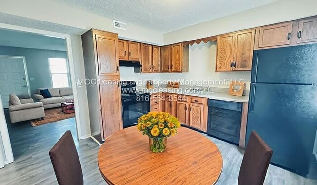 104 NE Timbercreek Cir in Lee's Summit, MO - Building Photo - Building Photo