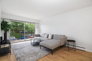 229 E 13th Ave in Vancouver, BC - Building Photo