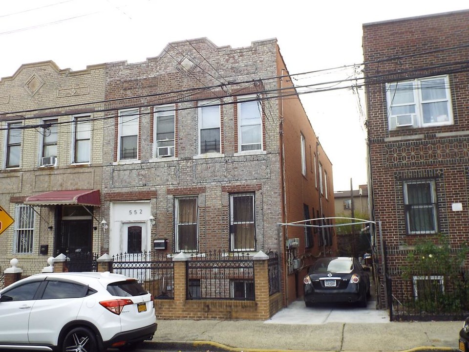 552 Warwick St in Brooklyn, NY - Building Photo