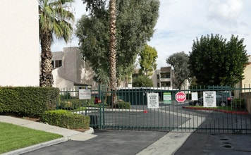 The Plaza in San Bernardino, CA - Foto de edificio - Building Photo