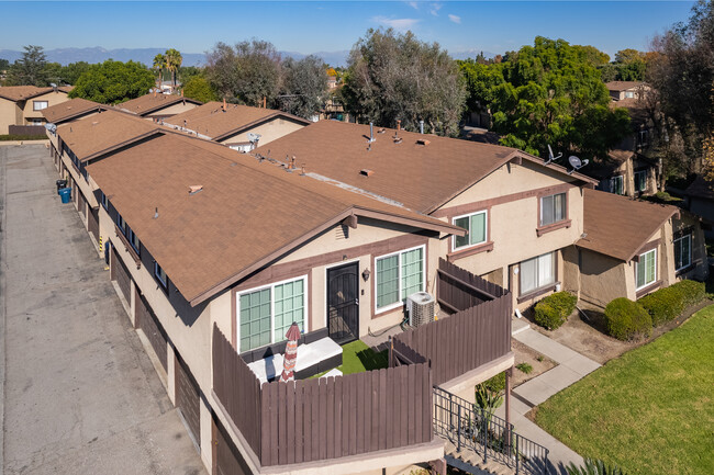 8544 Elburg St in Paramount, CA - Foto de edificio - Building Photo