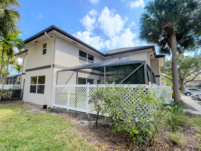 27 Clinton Ct in Royal Palm Beach, FL - Building Photo - Building Photo