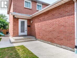 30 Castlehill Rd in Brampton, ON - Building Photo - Building Photo