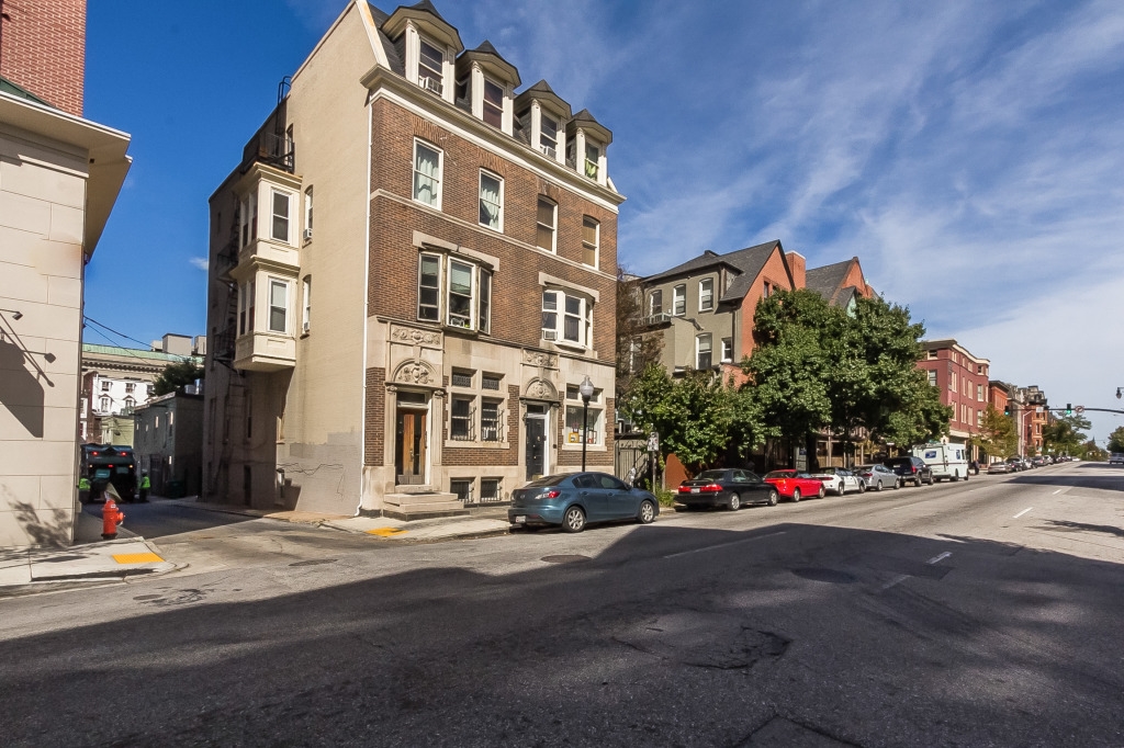 10 W Biddle St in Baltimore, MD - Building Photo