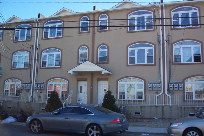 30-01 Seagirt Ave in Far Rockaway, NY - Building Photo - Building Photo