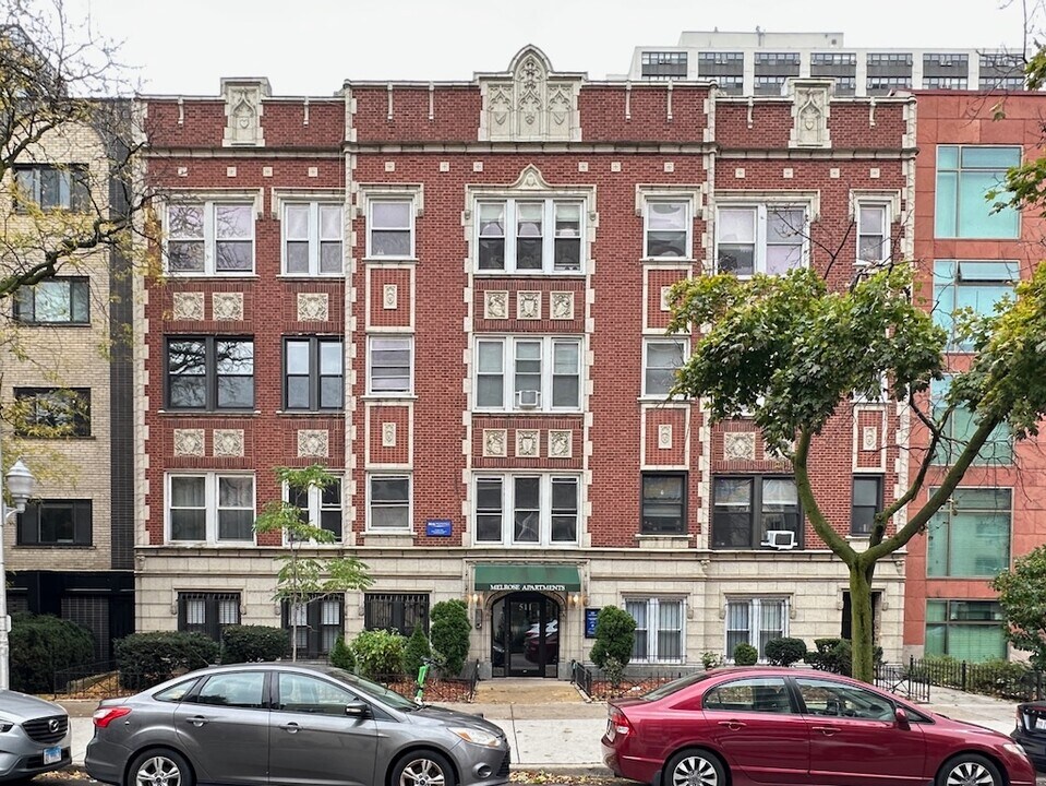 515 W Melrose St, Unit J01W in Chicago, IL - Building Photo