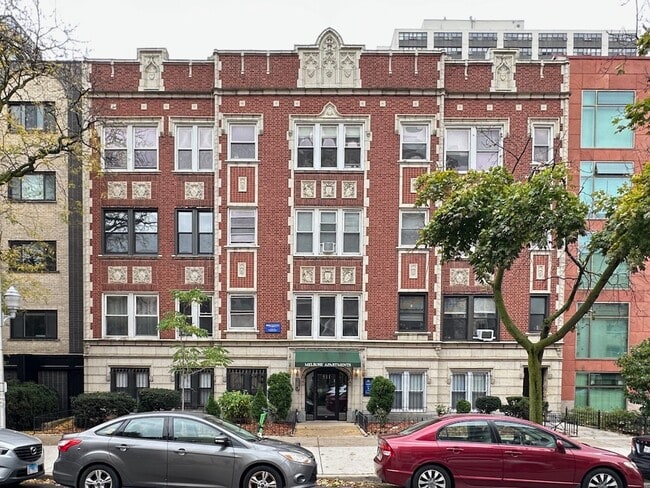 515 W Melrose St, Unit J01W