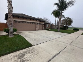 5235 W Nellis Ct in Visalia, CA - Building Photo - Building Photo