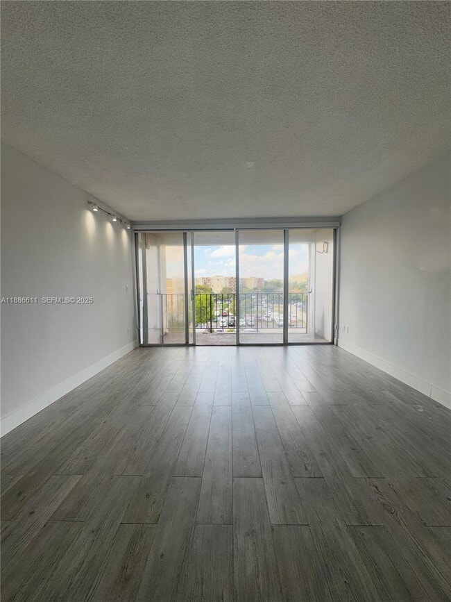 9220 Fontainebleau Blvd in Miami, FL - Building Photo - Building Photo