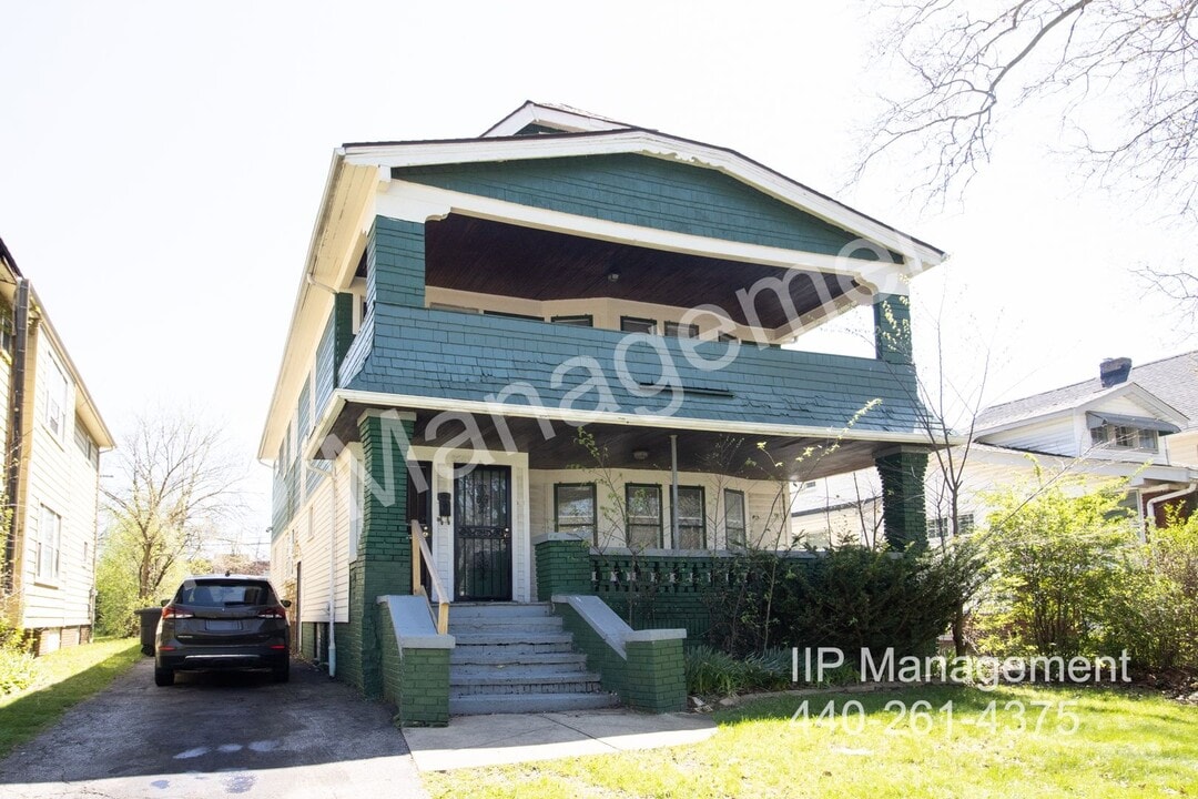 3589 Chelton Rd in Shaker Heights, OH - Building Photo