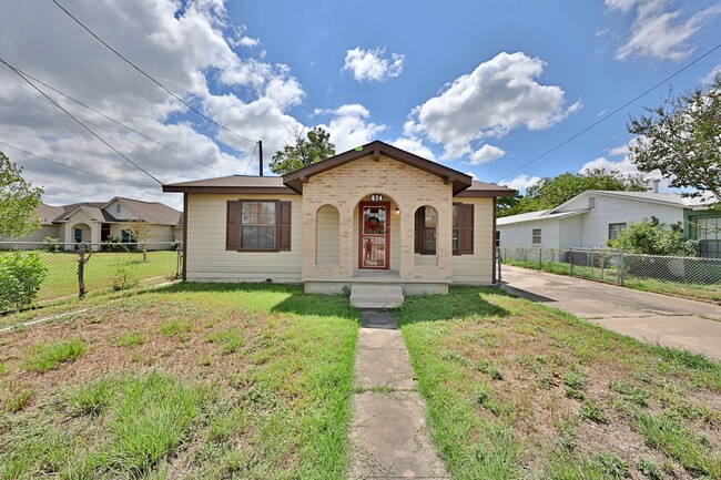 674 W Pyron Ave in San Antonio, TX - Foto de edificio - Building Photo