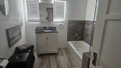 2028 W 81st St in Los Angeles, CA - Foto de edificio - Building Photo