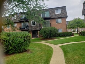 9397 Bay Colony Dr in Des Plaines, IL - Building Photo - Building Photo