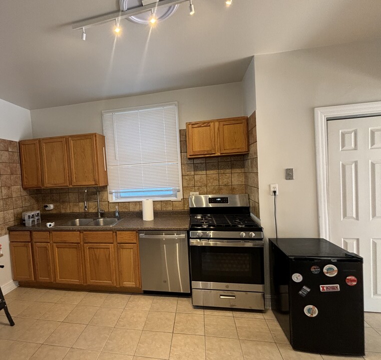 3658 W George St, Unit 1F in Chicago, IL - Building Photo