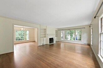 3156 E Wood Valley Rd NW in Atlanta, GA - Foto de edificio - Building Photo