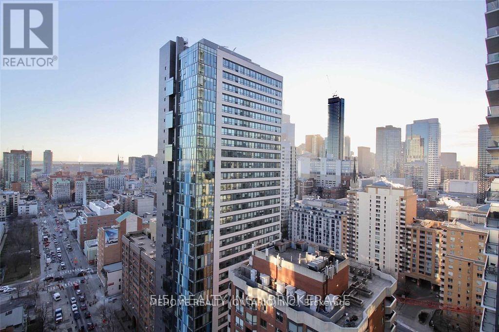 181 Dundas St E in Toronto, ON - Building Photo