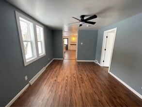 401 W Hughitt St, Unit Lower Apartment in Iron Mountain, MI - Foto de edificio - Building Photo