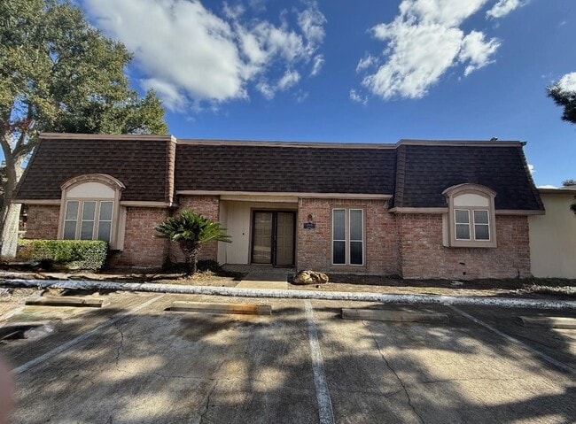 property at 2920 Cambridge Ln