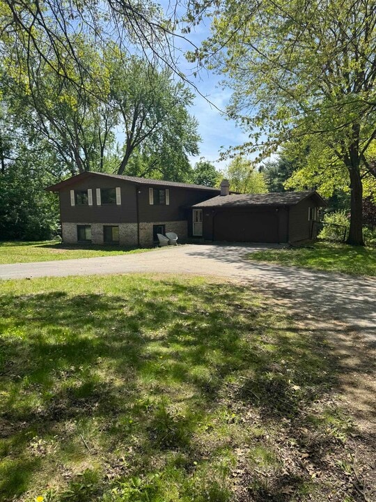 7705 E Rockton Rd in Roscoe, IL - Building Photo