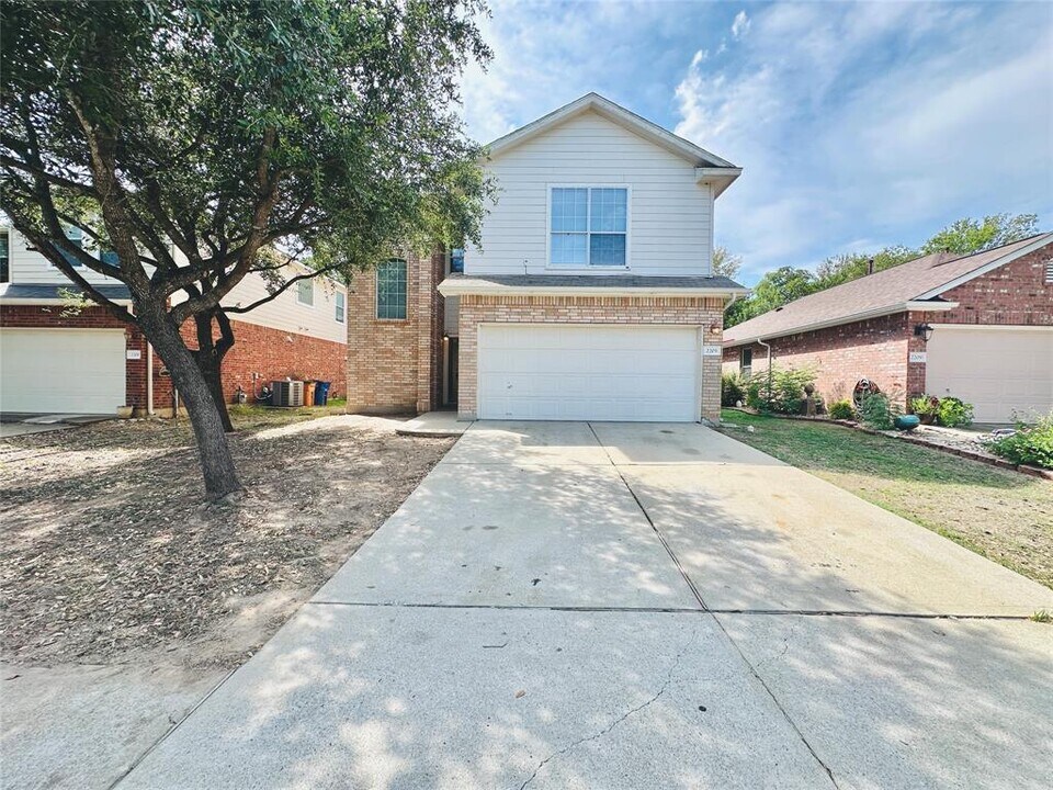 2205 Boyds Way in Austin, TX - Foto de edificio